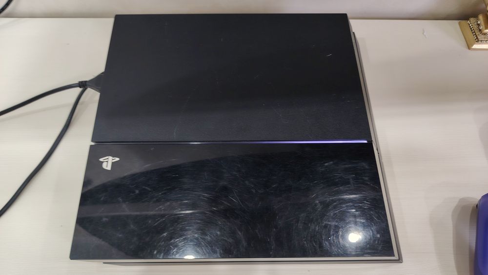 Продам PS 4 fat 1tb