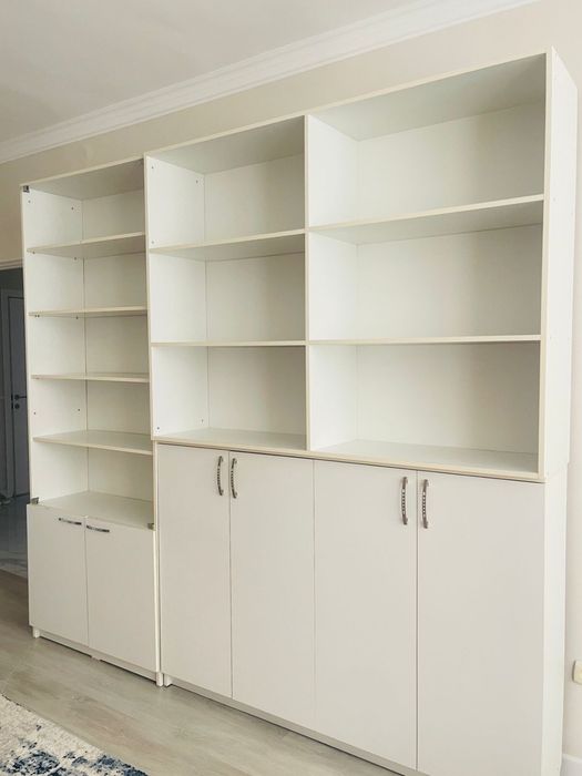 Книжный  шкаф цвет белый в хорошым состоянии