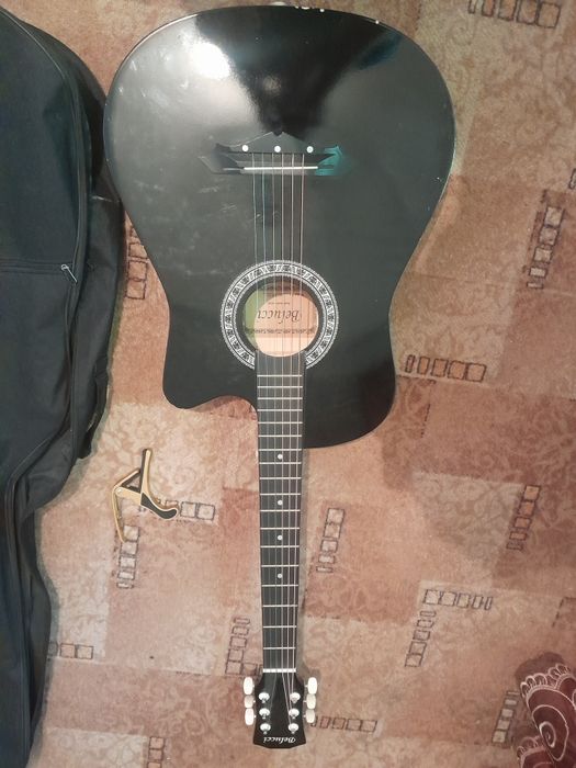 Гитара хорошая  я сам не играю ну брат играет