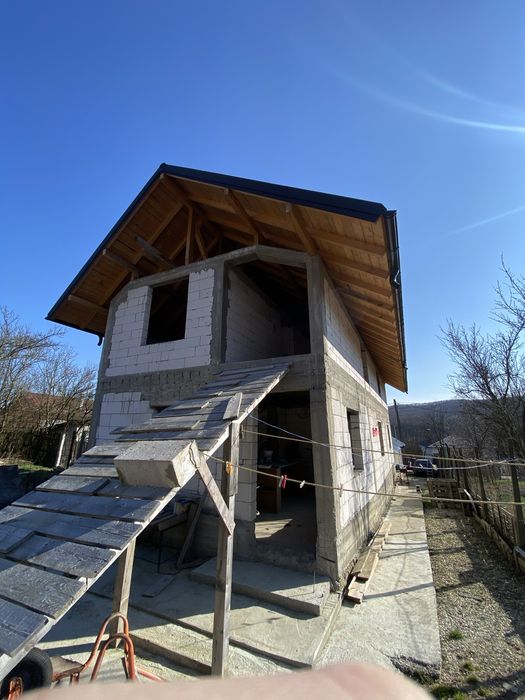 Casa la rosu 180 mp