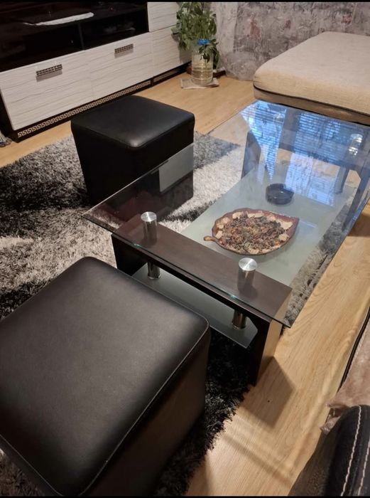 Стабилна маса с две кожени табуретки