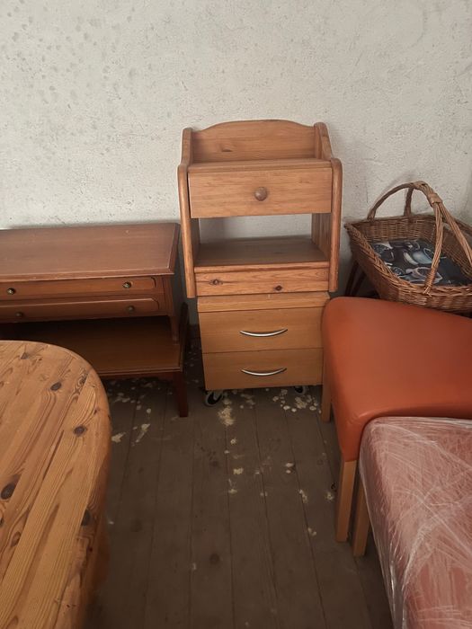 Маси и нощни шкафчета