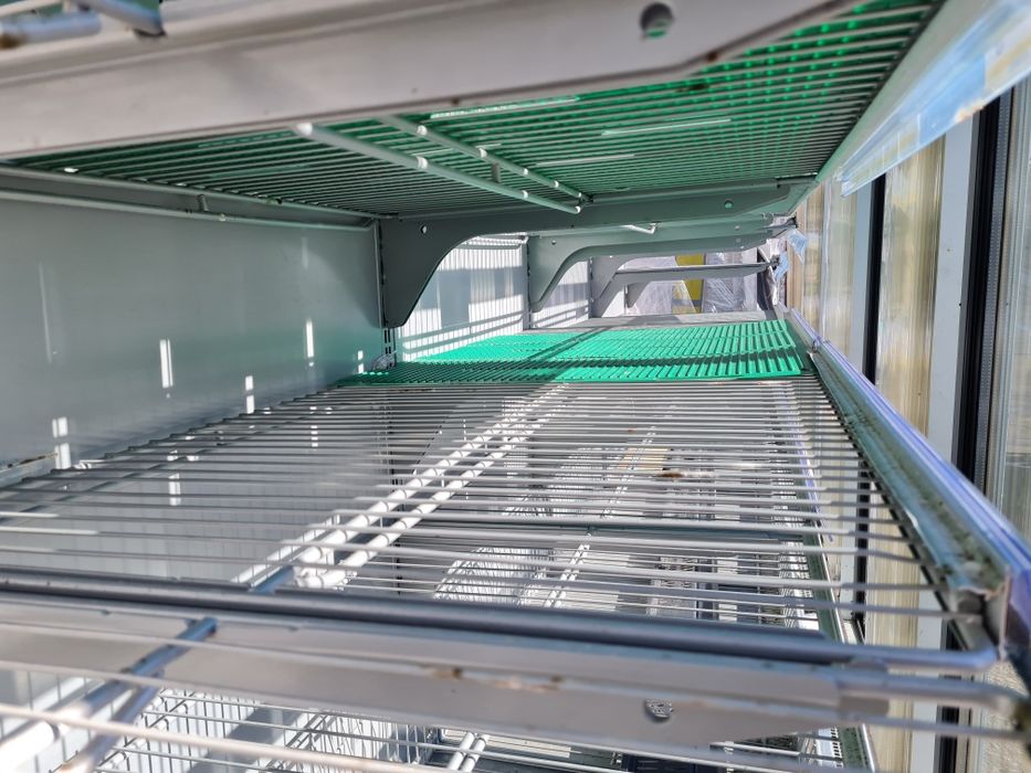 Крайстенна хладилна витрина с вратички