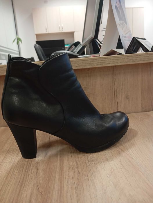 Дамски боти от естествена кожа.