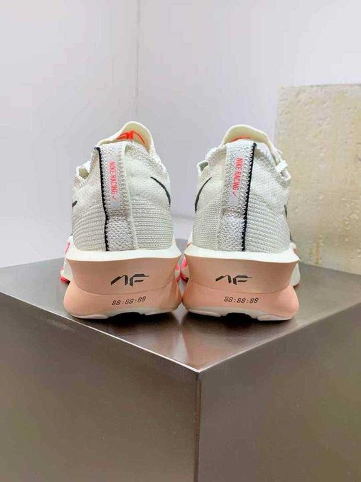 Продавам нови дамски маратонки Nike Air Zoom Alphafly Next% 3 Sail/Crimson Tint