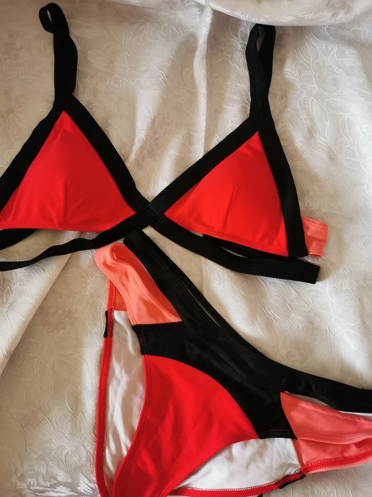 Горнище на бански червено и черно