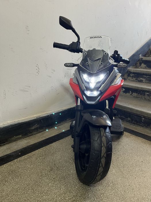 AIYAPLAY Motocicletă electrică pentru copii 3-6 ani cu licență Honda, faruri, muzică și roți ajutătoare, 107x46x75 cm, roșie