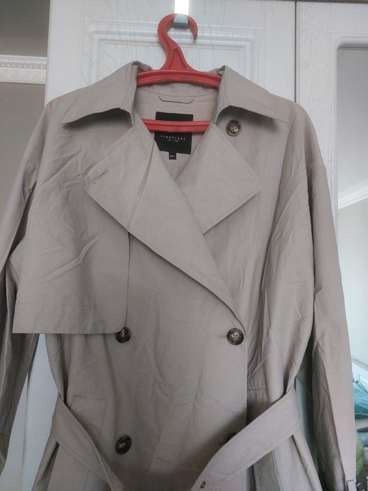 Женский плащ-тренчкот.