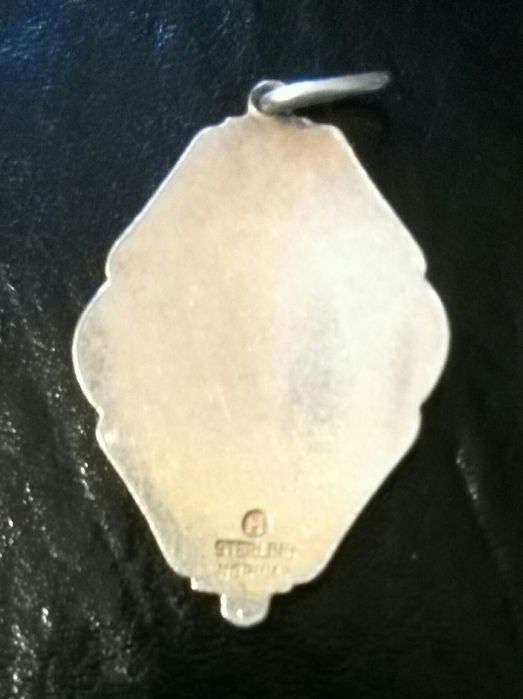 Vând sau schimb pandantiv din argint emailat marcat H STERLING NORWAY.
