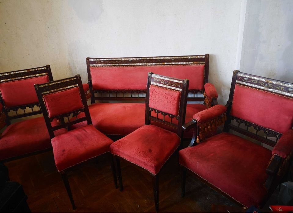 Антични мебели със седеф и цветя от месинг