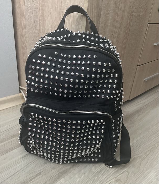 Дамска раница с капси