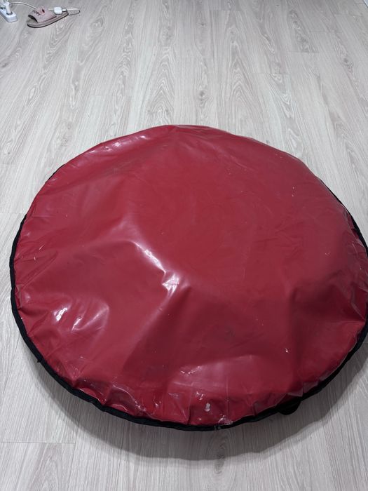 Ватрушка красного цвета