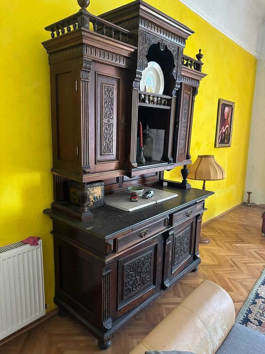 Vând credenț din lemn masiv sculptat cu blat de marmura