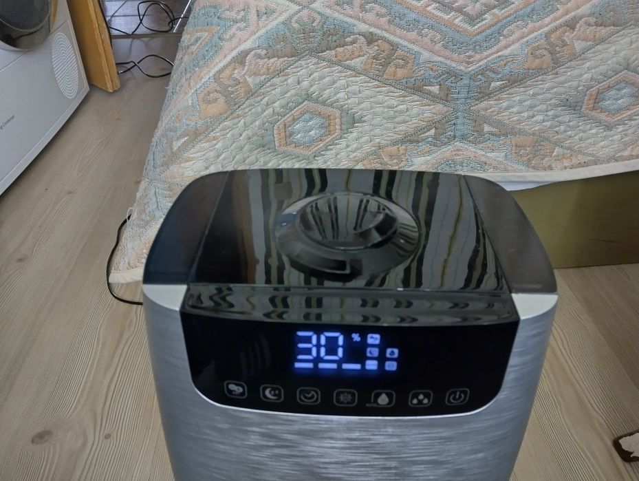 Продавам овлажнител и пречиствател на въздуха