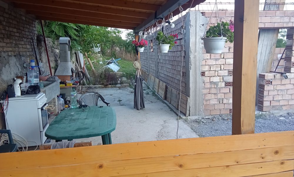 Полу завършена къща