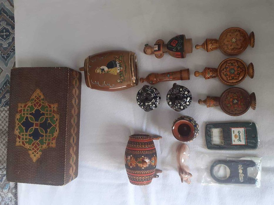 Стари дървени и керамични колекционерски предмети