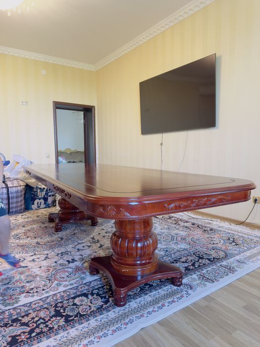 Стол коричневый для гостинной