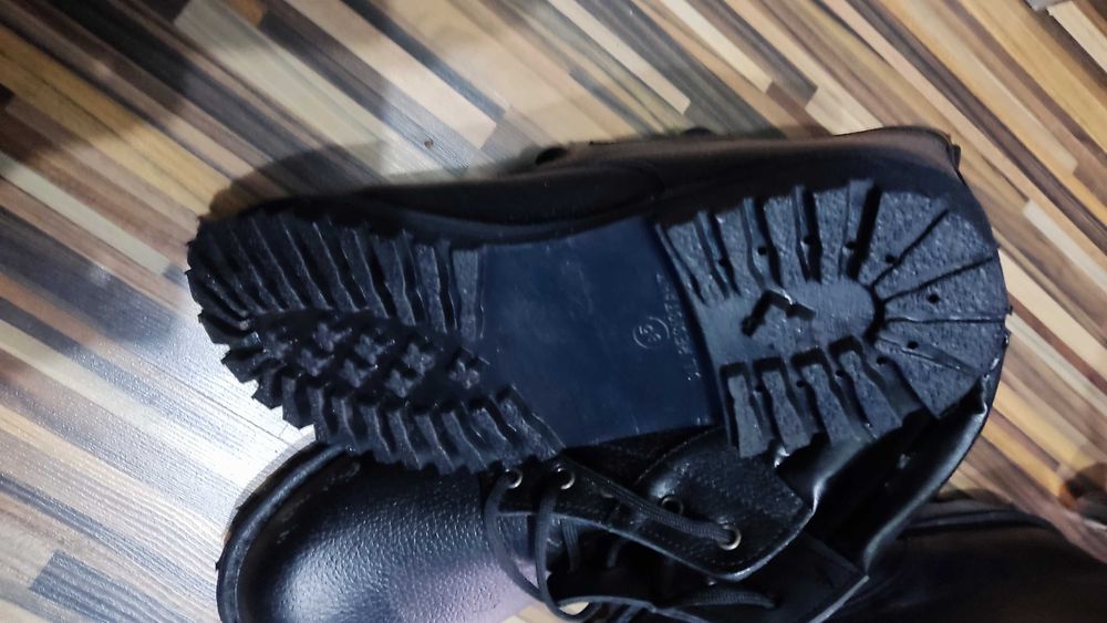 Vand 2 perechi bocanci piele noi numarul 42