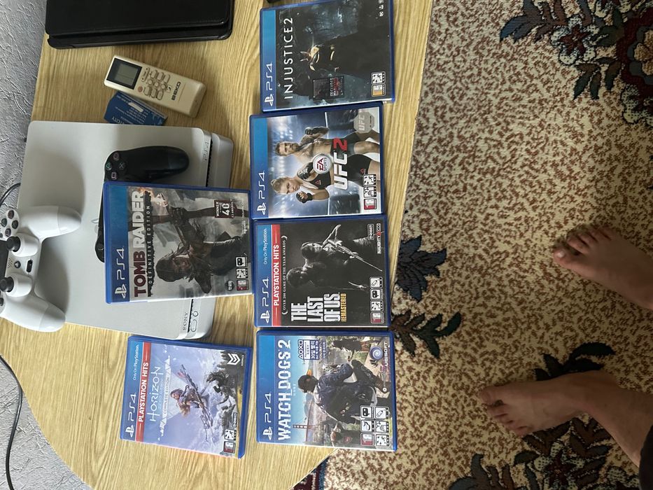 PS4 slim 1tb два джойстика 6 игр