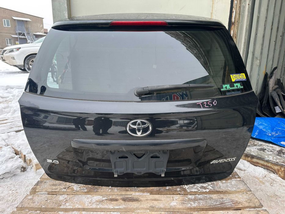 Крышка багажника Toyota Avensis T250 универсал из Японии
