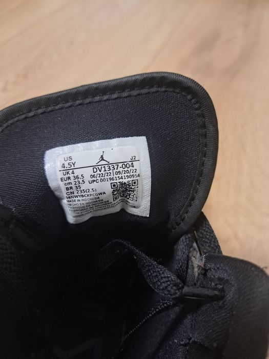 Adidasi Nike fete