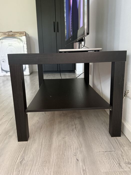 Vând canapea 2 locuri tip recliner, TV Samsung 40” Full HD și măsuță TV neagră.