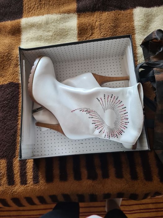 Сапожки белые осенние