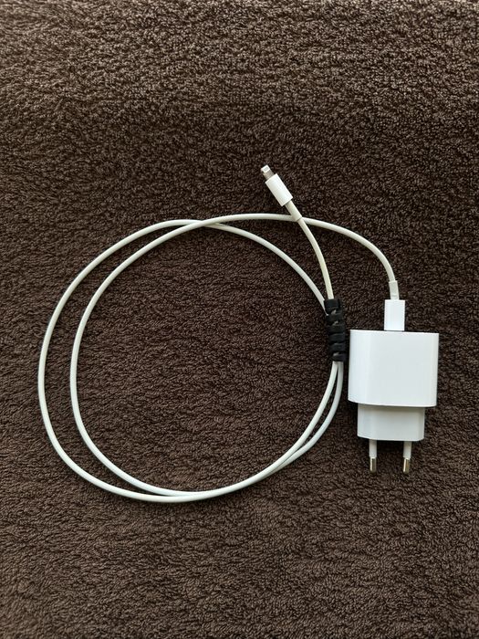 Încărcător complet ORIGINAL Apple Iphone cu cablu de date mufă tip Lightning + adaptor de priză Apple cu putere de 20w. Iphone 11, 12, 13, 14 pro max