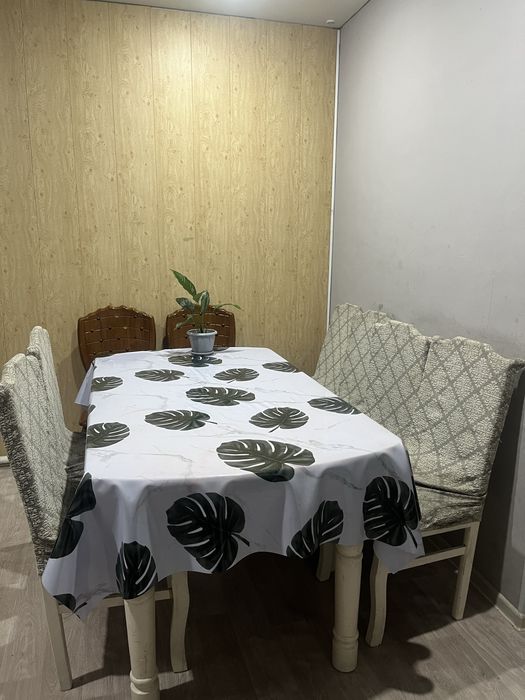 Продас стол со стульми