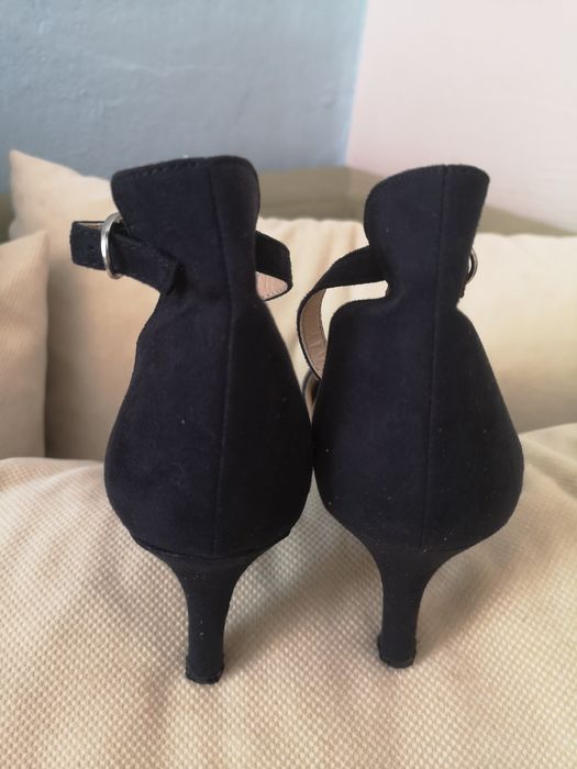 Дамски елегантни обувки, различни модели.