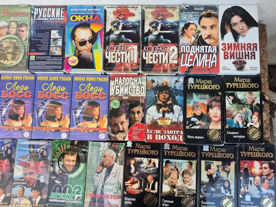 Vând 71 casete video VHS  filme,seriale actiune,in limba Rusa
