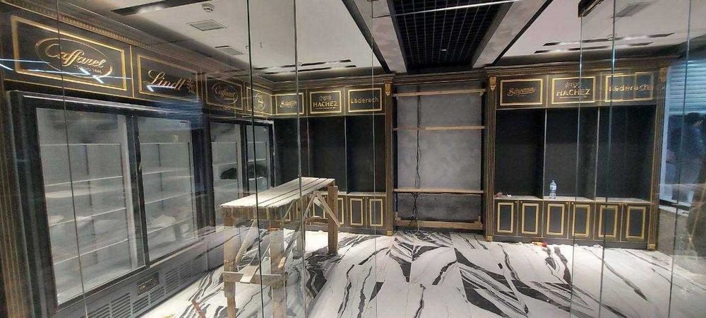 Mebel Vitrina sotiladi oziq ovqat do'koni uchun yasalgan