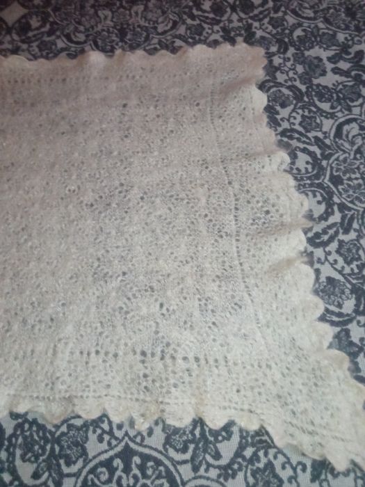 Пуховый платок 75 х 75, вышивка Ришелье