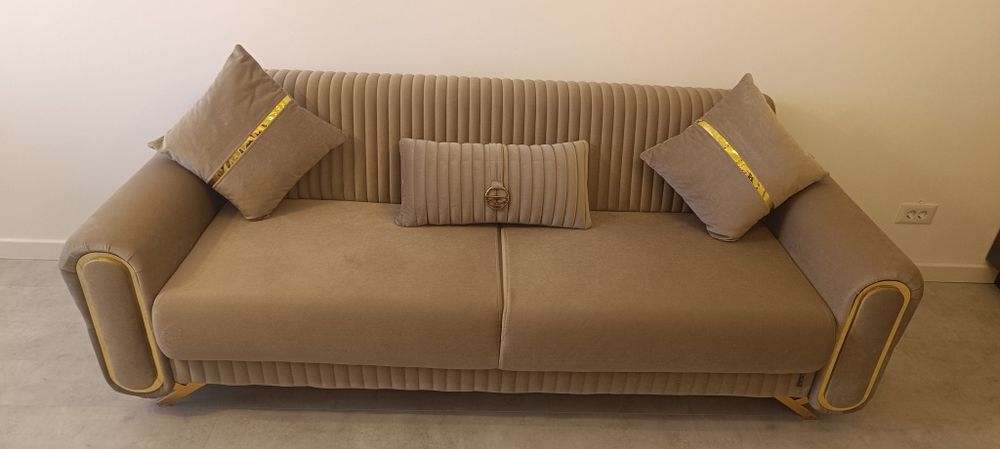 Vând canapea extensibila nouă.