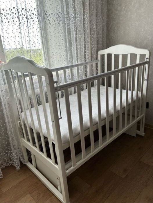 Белая кроватка маятник