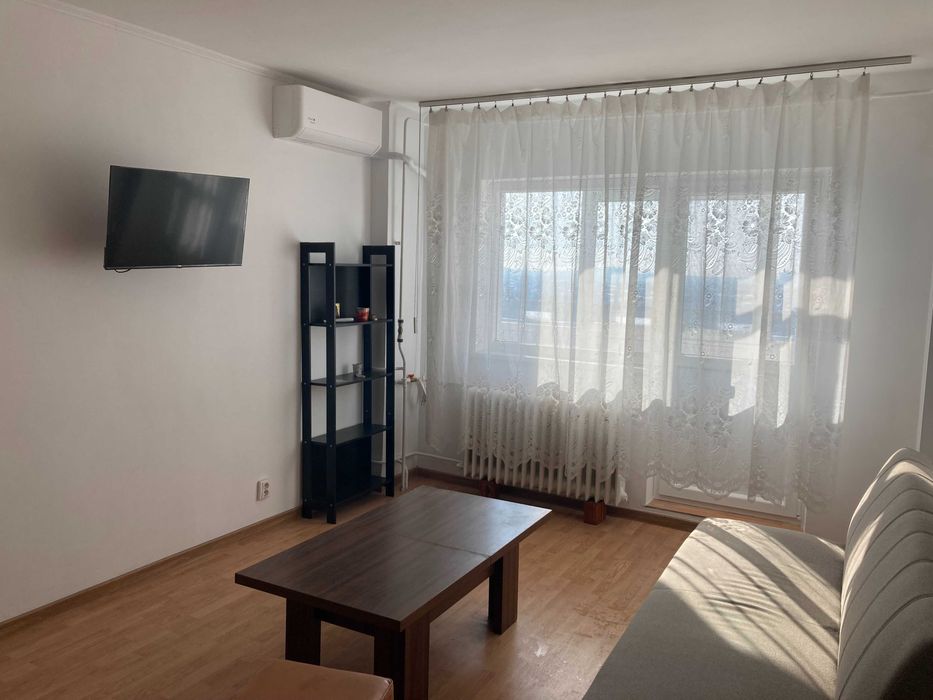 La 5 minute de metrou Eroii revolutiei si de parc Carol si Tineretului