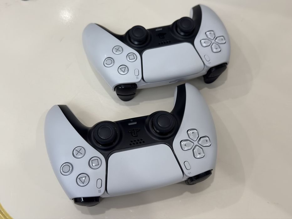 PlayStation 5 Slim 1TB. 13 дисков, 2 джойстика
