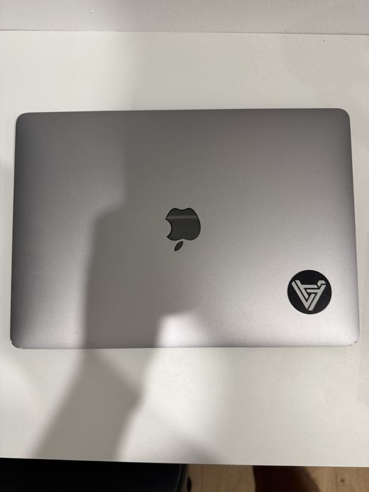 MacBook Air 13” (2020) M1 256GB SSD - батерията е за смяна