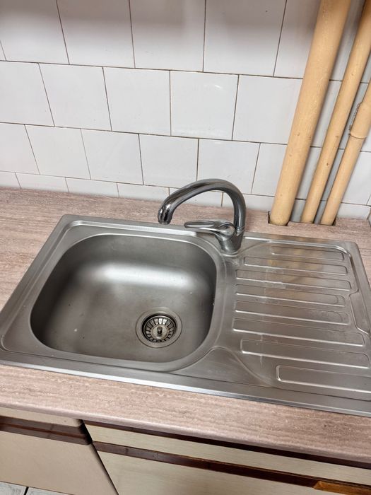 Vând mobilă de bucătărie în stare bună, practică și spațioasă. Lungime totală: 310 cm,  Lungime mobilă: 250 cm , aragaz + hotă (60 cm)