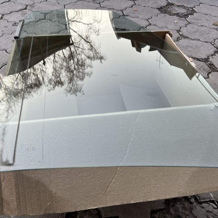 Стекло левой двери делика delica