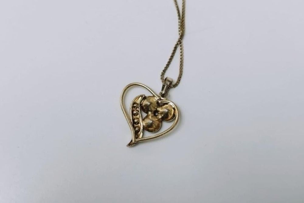 Vechi colier lant cu pandantiv inima si pietre rosii