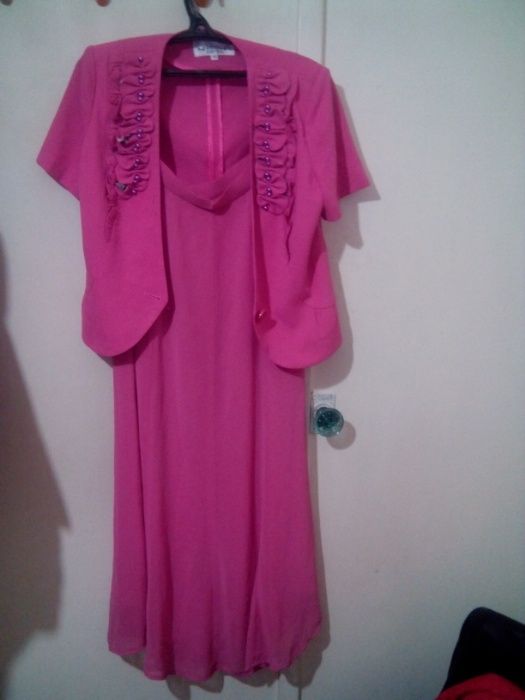 продается костюм..платье и пиджак и другие костюмы