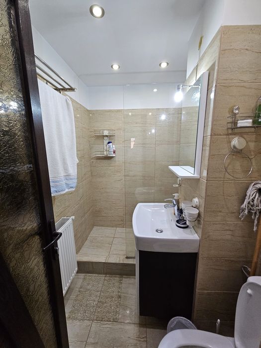 Proprietar, închiriez apartament cu 2 camere, decomandat, 40m2, et. 4, in cartier Micro V