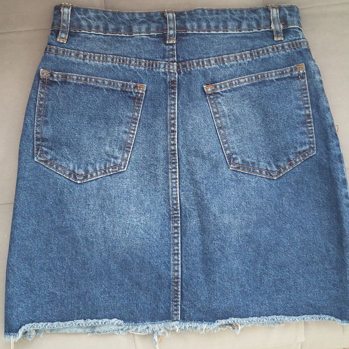 Дънкова пола с висока талия.