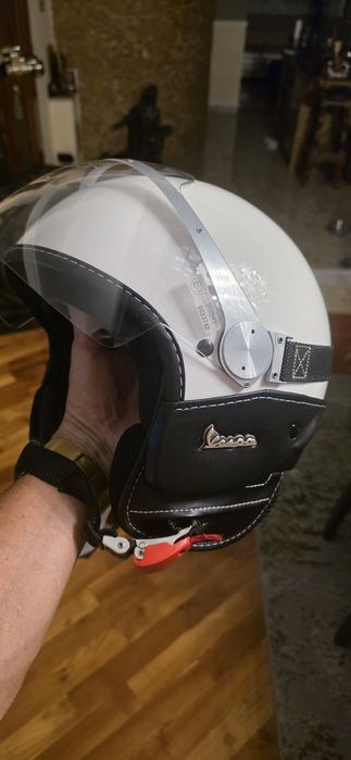Ofer spre vanzare casca pt motociclisti Vespa Grandturismo