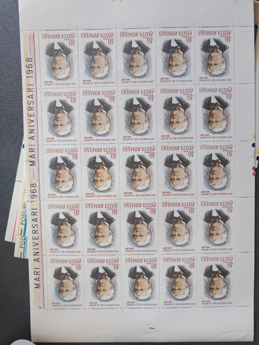 Vând colecții de timbre și discuri de vinil