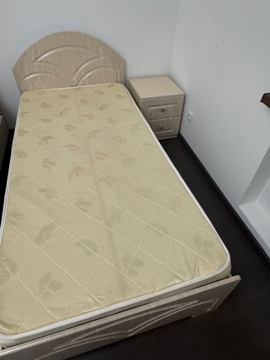 2 кровати с матрасом и с тумбой