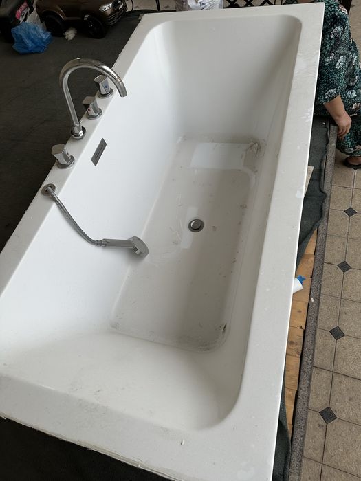 Продается акриловая ванная БУ в хорошем состоянии