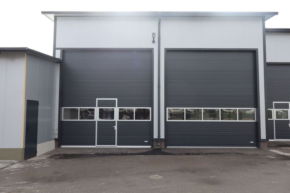 Автосервиз 200 кв.м с 4 подемника – база за бусове + 10 паркоместа