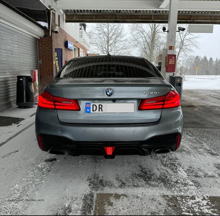 Difuzor / prelungire lip bara spate pentru BMW Seria 5 G30 / G38 2017-2022 în versiunea Sports Look cu Led